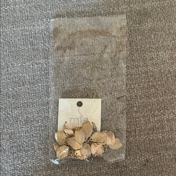 Mia Collection Gold Leaf Dangle Earrings Costume - Picture 2 of 4